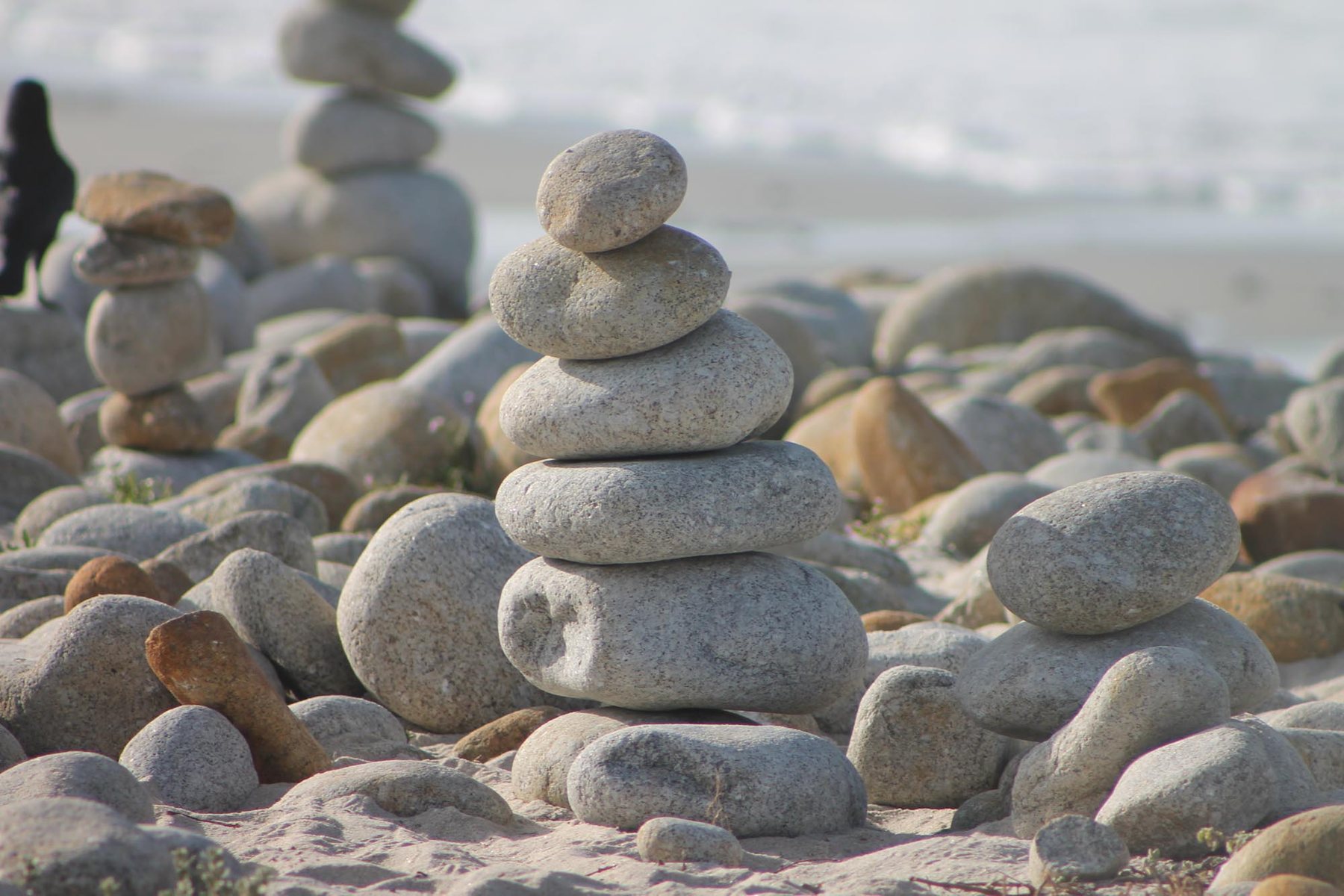 Piedras apiladas en equilibrio junto al agua